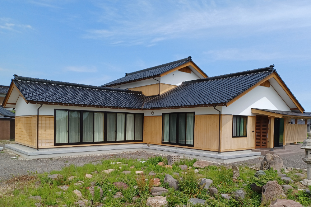 製品トップ | 防災J形瓦 エース | 瓦 | 【三州瓦】防災瓦の株式会社鶴弥